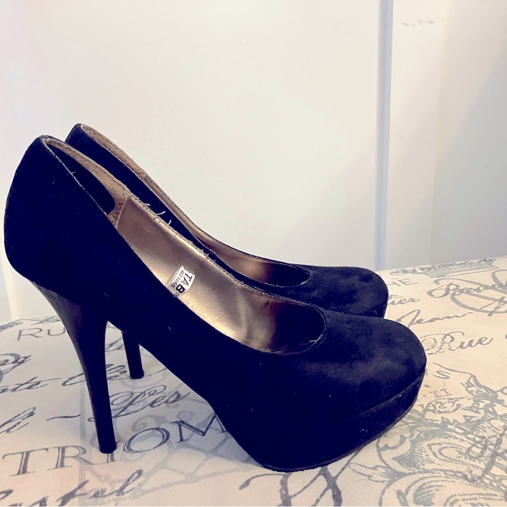 Women’s pumps Mossimo, size 7 - gently used lots of party left in these shoes!